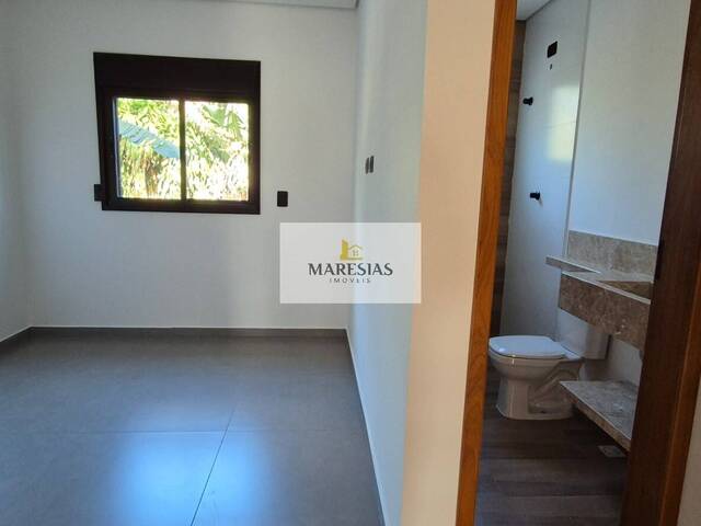 Sobrado para Venda em São Sebastião - 4